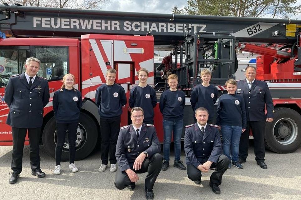 Ortswehrführer Sebastian Levgrün, der Jugendausschuss mit Hannah, Pius, Saifedin, Finley, Ben, Niclas und der GWF Markus Rabe (hinten v. lks.), Jugendwart Marc Rollmann und stellv. Jugendwart Bo Anderson (vorne v. lks.).