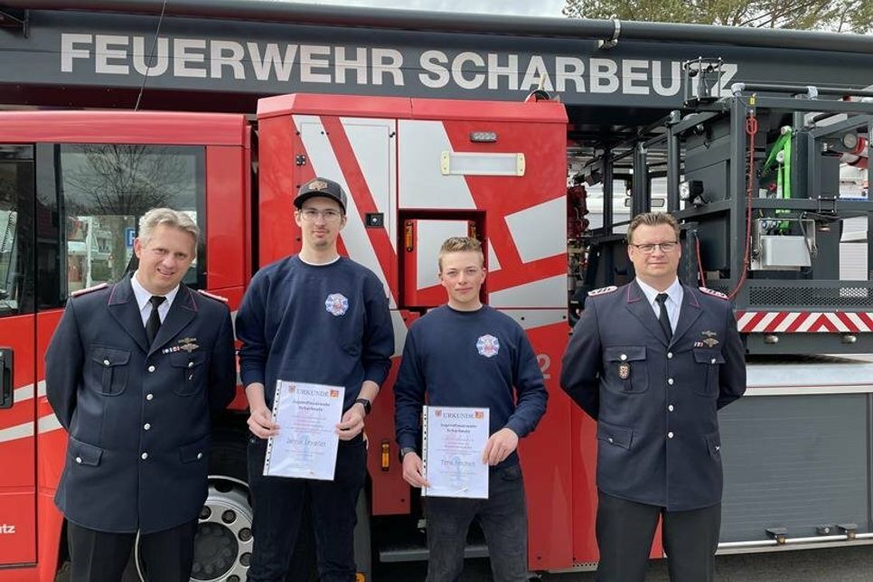 Ortswehrführer Sebastian Levgrün, die beiden Jugendlichen Jannis und Timon, die in die Einsatzabteilung übertreten, und Jugendwart Marc Rollmann (v. lks.).