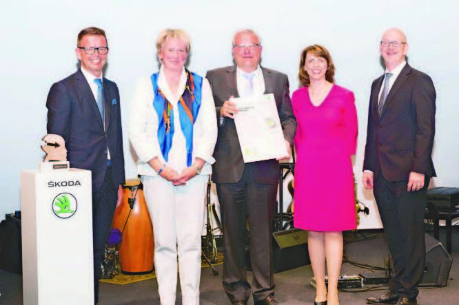 Stefan Quary (Leiter Vertrieb), Carolin Mey, Martin Mey, Imelda Labbé (Geschäftsführerin und Sprecherin der Geschäftsführung) und Peter Berggren (Leiter Service) (v. lks.).