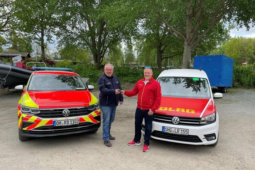 Matthias Glaese (Notfallsanitäter rdh, lks.) und Klaus Holger Hecken (Einsatzleiter Küste Schleswig-Holstein im DLRG Bundesverband).