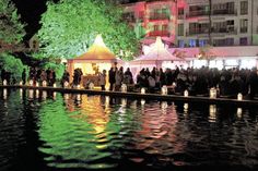 Kunstvoll arrangierte Lichter und Kerzen tauchen Timmendorfer Strand in ein buntes Farbenmeer. (Foto: TSNT)