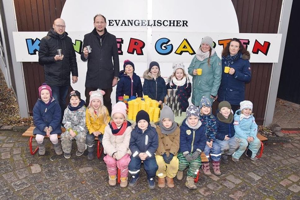 Die Erzieherinnen Ann-Birgitta Klink (2.v.re.) und Sandra Schmale tauschten stellvertretend für alle Kids und Beteiligten die alten Plastikbecher gegen neue Edelstahlbecher, die Sebastian Gartz (links) und Sascha Hemmerich vom Round Table 104 aus Lübeck im Gepäck hatten. Die Kita-Kinder der „blauen Gruppe“ freuen sich über die neuen Edelstahlbecher.