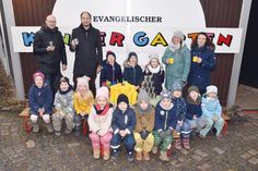Die Erzieherinnen Ann-Birgitta Klink (2.v.re.) und Sandra Schmale tauschten stellvertretend für alle Kids und Beteiligten die alten Plastikbecher gegen neue Edelstahlbecher, die Sebastian Gartz (links) und Sascha Hemmerich vom Round Table 104 aus Lübeck im Gepäck hatten. Die Kita-Kinder der „blauen Gruppe“ freuen sich über die neuen Edelstahlbecher.