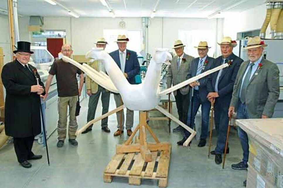 Der bald fertige Gildevogel des Jahres 2022 wird einhellig für gelungen befunden.