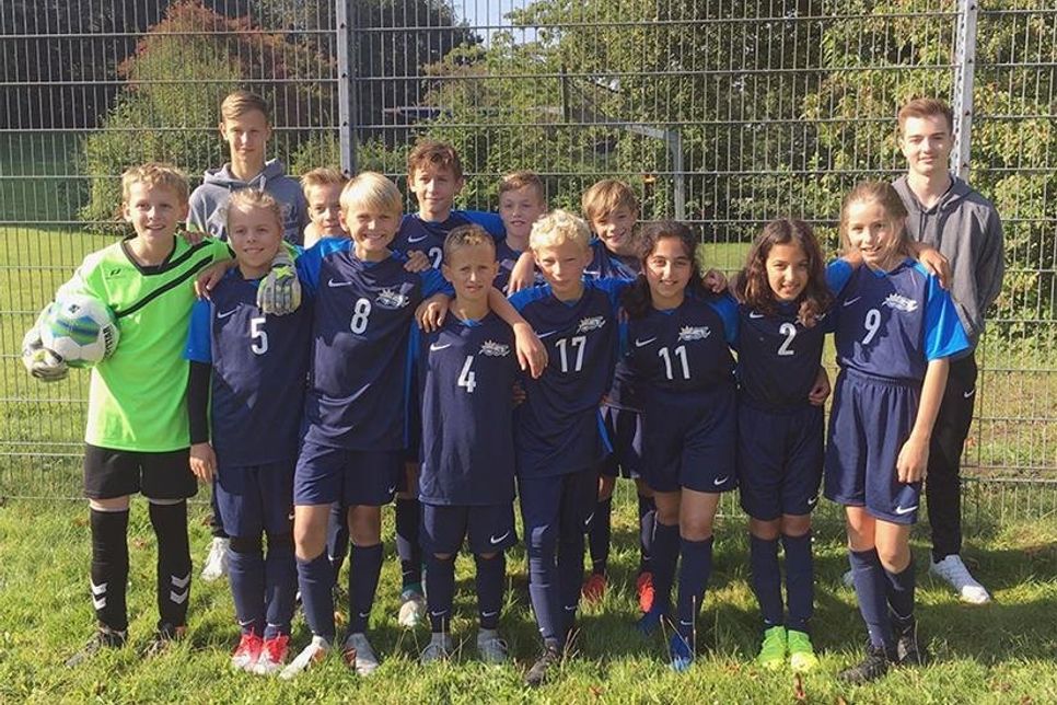 Die Schülerinnen und Schüler des Ostsee-Gymnasiums Timmendorfer Strand haben erfolgreich am AOK-Schulfußball-Cup 2019 teilgenommen. (Foto: OGT)
