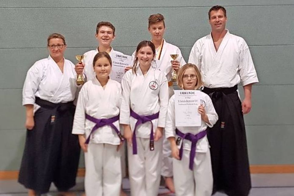 In Stuttgart fand die 20. Deutsche Meisterschaft der Junioren im traditionellen Karate statt. In den Disziplinen Kata (Form) und Kumite (Kampf) starteten auch Vertreter aus dem Dojo Nippon. Bei den Jungen konnte sich Nico Bendtfeldt in seiner Klasse den 1. Platz im Kata und den 2. im Kumite erkämpfen. Yannic Biallas hingegen den 1. Platz im Kumite und 2. Platz im Kata, womit es ein rein Grömitzer Duell wurde. Bei den Mädchen konnte sich Vivien Knoppik fürs Kata-Finale qualifizieren und erreichte den 4. Platz. (red)