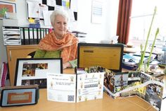 Flyer, Smartphone, Tablet, Laptop und natürlich nach Anmeldung die persönliche Beratung: Ulrike Awe, Koordinatorin am Kleinen See, zeigt die vielen Möglichkeiten, sich über die Wilhelm-Wisser-Gemeinschaftsschule zu informieren.
