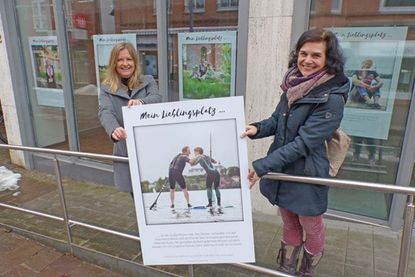 Die ersten Lieblingsplätze der Plöner sind seit der vergangenen Woche in den Schaufenstern der ehemaligen Bäckerei Steiskal in der Langen Straße zu sehen – Caroline Backmann und Babette Otto von der Plöner TouristInfo, die „Mein Lieblingsplatz“ ins Leben gerufen hat, zeigen zudem noch den der Familie Schnoor auf dem Großen Plöner See.