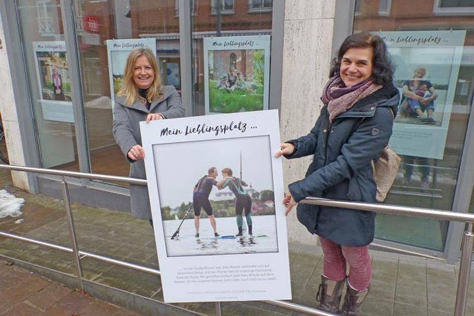 Die ersten Lieblingsplätze der Plöner sind seit der vergangenen Woche in den Schaufenstern der ehemaligen Bäckerei Steiskal in der Langen Straße zu sehen – Caroline Backmann und Babette Otto von der Plöner TouristInfo, die „Mein Lieblingsplatz“ ins Leben gerufen hat, zeigen zudem noch den der Familie Schnoor auf dem Großen Plöner See.