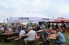 In Pelzerhaken wurde am vergangenen Wochenende ausgiebig gefeiert. Hier fand nämlich das Seebrückenfest mit Live-Musik, Schwenkgrill, Bierwagen und Co. statt. Am Sonntagabend nahm die Partylaune dann noch einmal richtig Fahrt auf, als Florian Stolz von F&amp;S Musikevents die bekanntesten Hits aus der Schlagerwelt auflegte. Die Stimmung war ausgelassen und fröhlich und natürlich wurde reichlich getanzt. (ko)