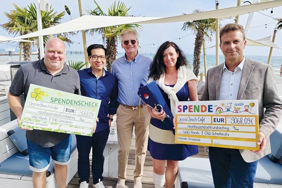 Ralf Casagrande (Mitte) und Tung Truong (2.v.li.) vom „Grande Beach Café“ übergeben die Spende in Höhe von 9.065,76 Euro - im Beisein von Bürgermeisterin Bettina Schäfer - an die Schulleiter Wolfram Henkies (rechts) und Stephan Wiese (links).