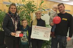 Sparkassen-Kundenberaterin Viktoria Kianica aus der Filiale in Neustadt (Mitte) freut sich mit Familie Nadziczny aus Neustadt über die „unverhoffte Finanzspritze“ für deren Ägypten-Urlaub.