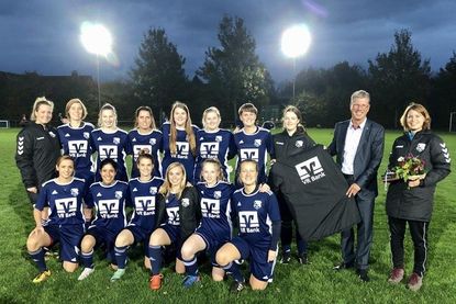 Hasselburg. Die Frauen-Fußballmannschaft des BCG Altenkrempe bedankte sich vor dem Spiel gegen SG Insel/Fehmarn/Burg bei der VR Bank Ostholstein Nord - Plön eG für eine Spende. Mit dieser Spende konnten für die neue Saison 2019/2020 in der Kreisliga Mitte-Ost neue Trikots sowie Winterjacken angeschafft werden. Trainerin Sabrina Brunow und Mannschaft übergaben ein kleines Präsent an Regionalleiter und Prokurist Ulf Braune, der die Spende übergab. (red)
