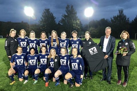 Hasselburg. Die Frauen-Fußballmannschaft des BCG Altenkrempe bedankte sich vor dem Spiel gegen SG Insel/Fehmarn/Burg bei der VR Bank Ostholstein Nord - Plön eG für eine Spende. Mit dieser Spende konnten für die neue Saison 2019/2020 in der Kreisliga Mitte-Ost neue Trikots sowie Winterjacken angeschafft werden. Trainerin Sabrina Brunow und Mannschaft übergaben ein kleines Präsent an Regionalleiter und Prokurist Ulf Braune, der die Spende übergab. (red)