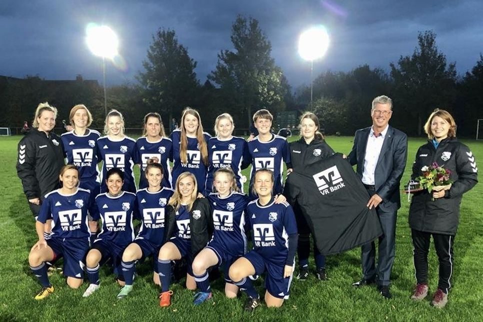 Hasselburg. Die Frauen-Fußballmannschaft des BCG Altenkrempe bedankte sich vor dem Spiel gegen SG Insel/Fehmarn/Burg bei der VR Bank Ostholstein Nord - Plön eG für eine Spende. Mit dieser Spende konnten für die neue Saison 2019/2020 in der Kreisliga Mitte-Ost neue Trikots sowie Winterjacken angeschafft werden. Trainerin Sabrina Brunow und Mannschaft übergaben ein kleines Präsent an Regionalleiter und Prokurist Ulf Braune, der die Spende übergab. (red)