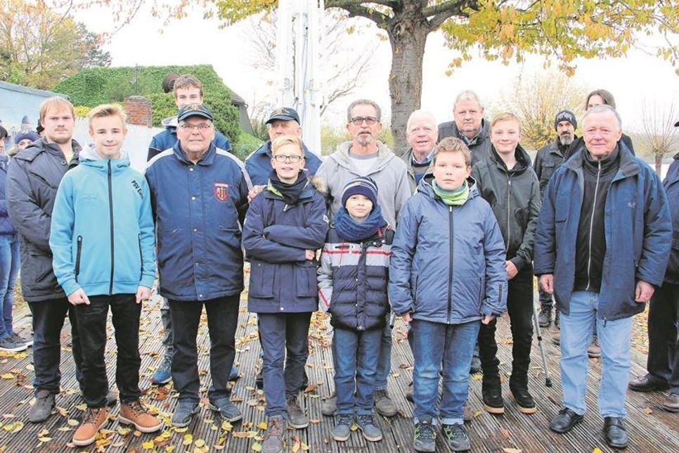 Die tatkräftigen Jugendlichen hatten den Steg gemeinsam mit ihren Ausbildern selbst gebaut.