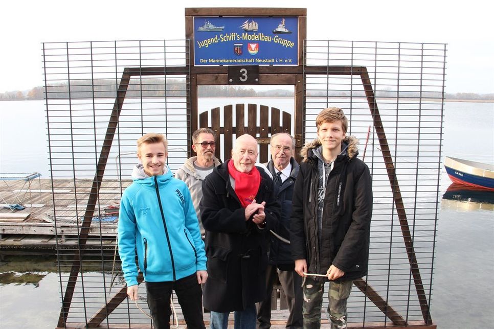 Die Jugendlichen bei der feierlichen Enthüllung des Schildes mit Ausbilder Willi Maschke, Bürgervorsteher Sönke Sela und dem Vorsitzenden der MK Neustadt Michael Weber.