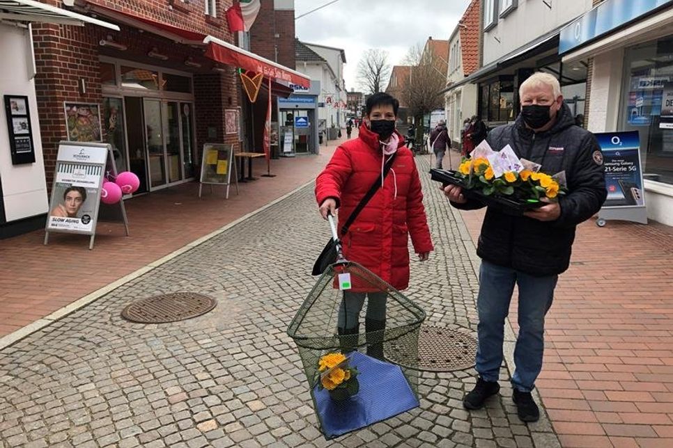 Carola und Werner Seubert halfen beim Verteilen der Blümchen.