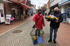 Carola und Werner Seubert halfen beim Verteilen der Blümchen.