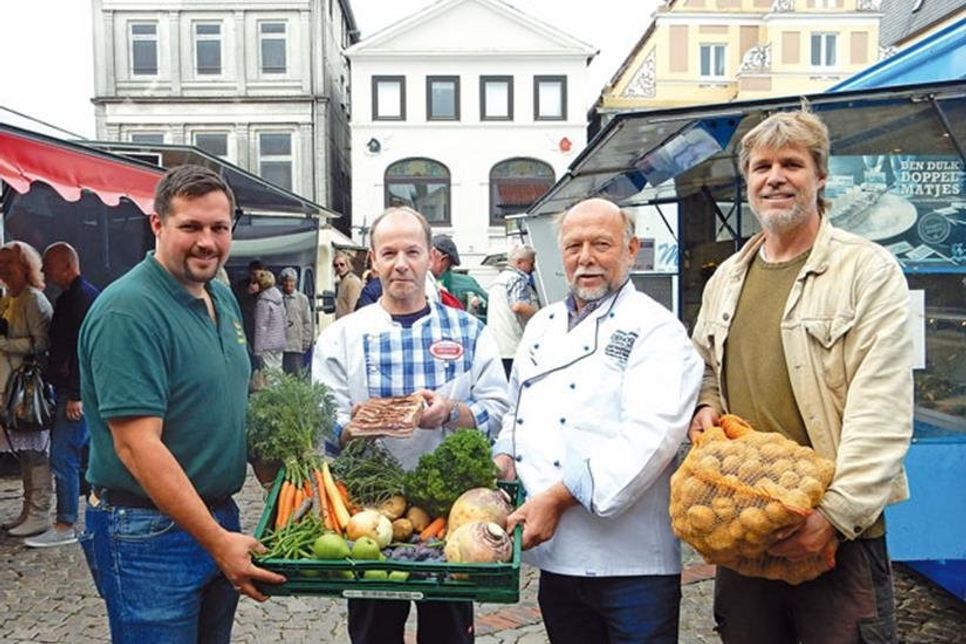 Obsthändler Christian Lüth, Schlachtermeister Christoph Draheim, Kartoffelhändler Dirk Westphal und ihre Kollegen vom Eutiner Wochenmarkt haben alles, was DEHOGA-Chef Harry Heinsen zum Kochen braucht.