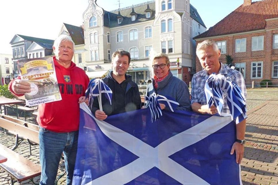 Gemeinsam wird es bunt und stimmig: Eddy Schultz mit Eutin 08, Jan Maaß für die Wochenmarkthändler, Kerstin Stein-Schmidt von der Stadt Eutin und Marcus Gutzeit aus dem Vorstand der WVE haben ein ganzes Schottenwochenende auf die Beine gestellt und laden herzlich dazu ein.
