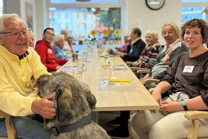 Tagsüber werden die Seniorinnen und Senioren betreut und sind danach sowie an Wochenenden und Feiertagen wieder zu Hause.