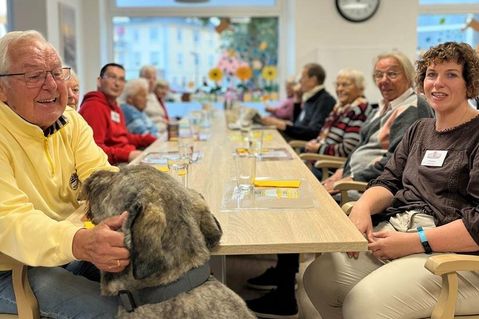 Tagsüber werden die Seniorinnen und Senioren betreut und sind danach sowie an Wochenenden und Feiertagen wieder zu Hause.