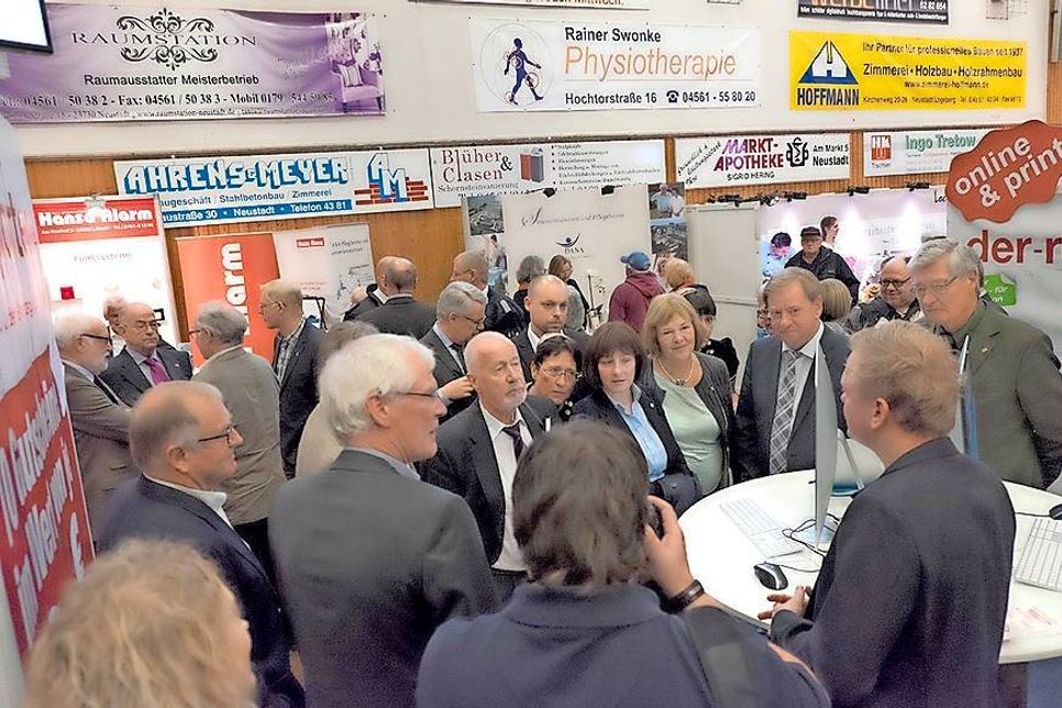 Messerundgang mit Halt am Stand des reporters.