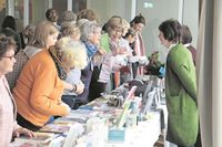 An den Büchertischen konnten sich die Frauen mit ergänzender Literatur zum Thema versorgen.