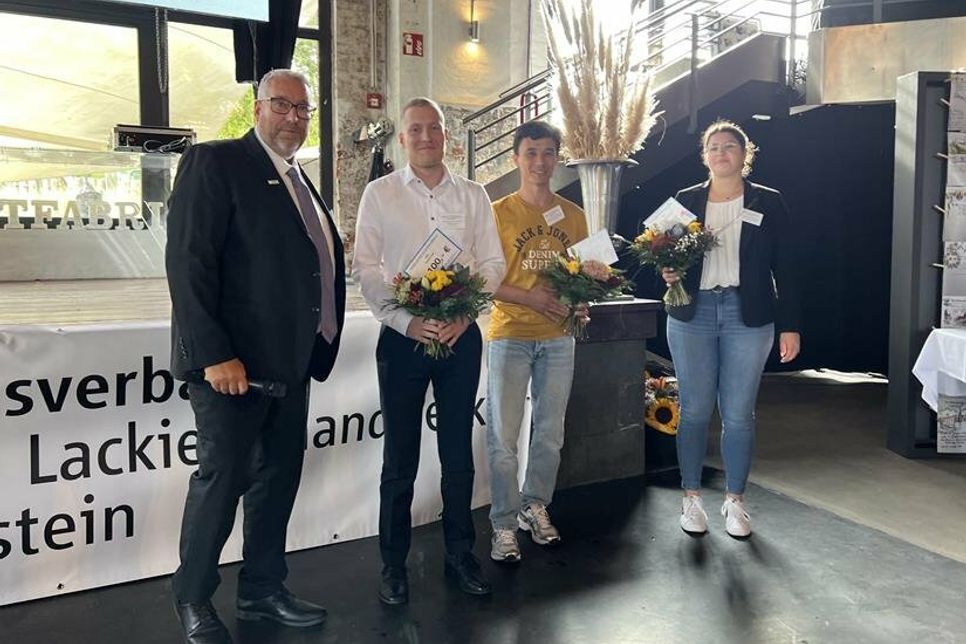 Die drei besten Junggesellen Schleswig-Holsteins des Jahrganges 2023 wurden durch Ralph Bellendorf (lks.) für ihre Leistungen ausgezeichnet: Hannes Koll, Abdul Hossein Hosseini und Sarah-Sophie Hanusa.