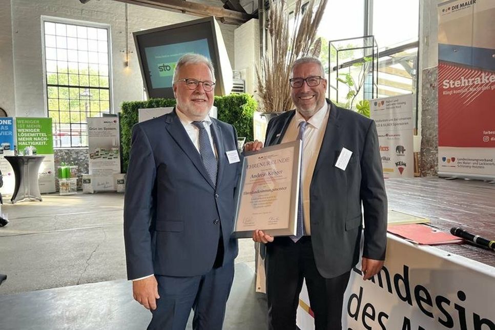 Der neu gewählte Landesinnungsmeister Ralph Bellendorf (re.) überreicht seinem Vorgänger Andreas Kröger die Ernennungsurkunde zum Ehrenlandesinnungsmeister.