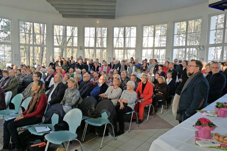 Rund 200 Bürgerinnen und Bürger lauschten Bürgervorsteherin Anja Evers und Bürgermeisterin Hatice Kara. (Foto: René Kleinschmidt)