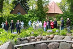 Bürgermeister Winfried Saak, Pastor Dr. Arnd Heling und Klaus-Martin Bresgott vom Kulturbüro des Rates der EKD (v. lks.) mit den Imkerkindern und den Projektpartnern aus Kirchengemeinde und Schulverband.