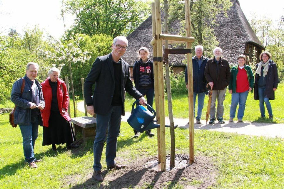 „Köstliche aus Charneux“ heißt der neue Birnbaum, der ebenso wie die kreative Energie und das ehrenamtliche Engagement der Akteure gedeihen soll.