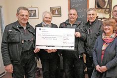Hartmut Ehrk, Uschi Wieck, Kay Habighorst, Jens Willrodt, Petra Wiendlocha und Ullrich Evers bei der Spendenübergabe.