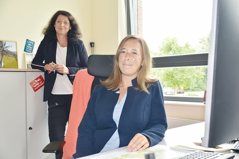 Die neue Ordnungsamtsleiterin der Gemeinde Scharbeutz, Christiane Ehrlicher, in ihrem Büro im Bürgerhaus. Bürgermeisterin Bettina Schäfer (links) freut sich über die Neubesetzung.