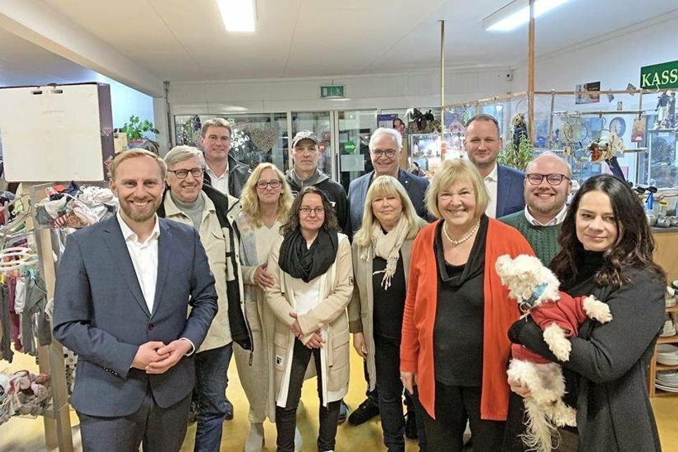 Niclas Dürbrook (erste Reihe links), Michael Robien (hintere Reihe links), Tim Dürbrook (zweiter v.r.), Bettina Hagedorn (vordere Reihe dritte von rechts) und Sandra Redmann (vordere Reihe vierte von rechts) mit Verena Stolp (vordere Reihe dritte von links), Peggy Handke (vordere Reihe vierte von links) sowie weiteren Mitgliedern des Vereins und Mitarbeitern des Sozialkaufhauses.