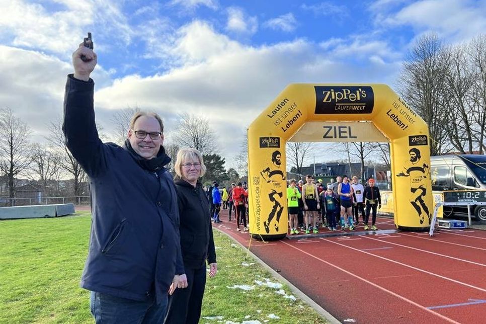 Bürgermeister Mirko Spieckermann und Kommissarische Vorsitzende des TSV Neustadt Anett Virsnitis kümmerten sich um den perfekten Start bei den vier Läufen.