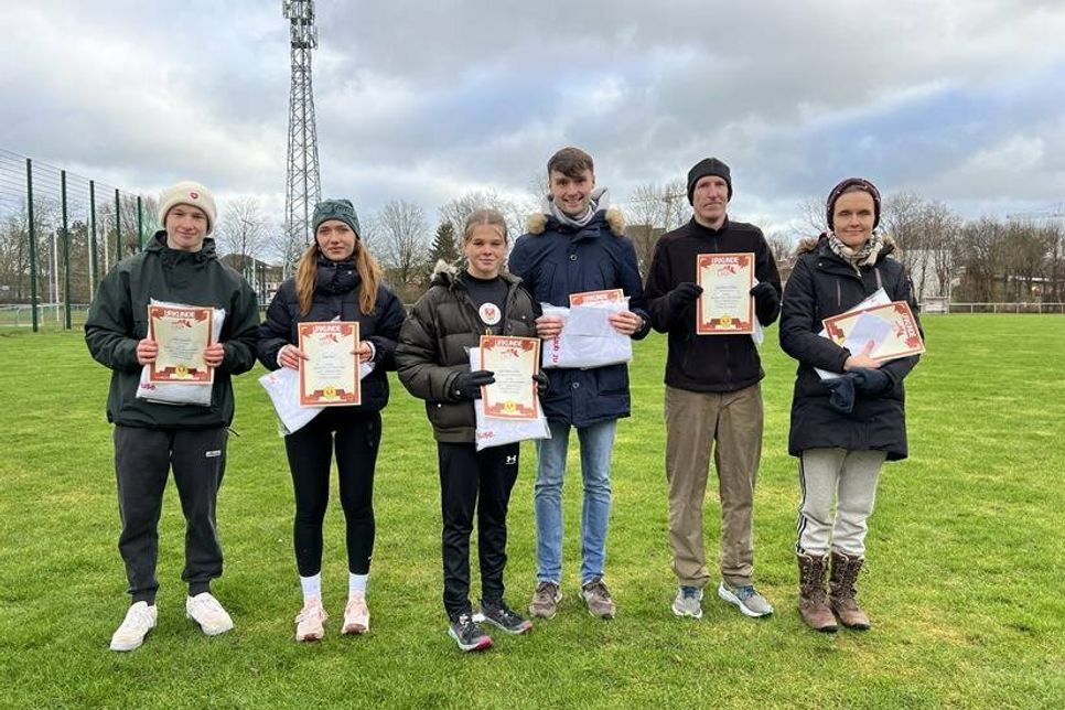 Sie landeten beim 5-Kilometer-Lauf in der Frauen- und Männerkonkurrenz auf dem Treppchen (v. lks.): Jarle Golecki, Jette Heer, Pia Feline Loors, Hendrik Jansen, Christian Kröhan und Inga Jacobs.