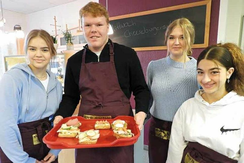 Guten Appetit: Finn, Janne, Veronika und Elina helfen einmal wöchentlich im Rahmen des WPU.