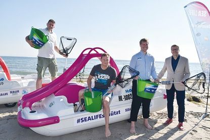 Tretbootvermieter Marcus Bade (von links), Schauspieler Fabian Harloff, SEA LIFE-Manager Andreas Schulz und Bürgermeister Sven Partheil-Böhnke mit einem Tretboot der #SEALIFEschützt-Flotte.