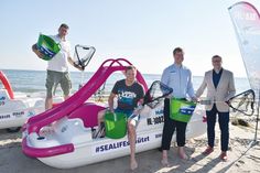 Tretbootvermieter Marcus Bade (von links), Schauspieler Fabian Harloff, SEA LIFE-Manager Andreas Schulz und Bürgermeister Sven Partheil-Böhnke mit einem Tretboot der #SEALIFEschützt-Flotte.
