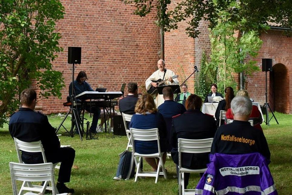 Pastor Christopher Noll bei der Predigt.