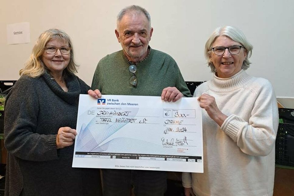 Michaela Howitt (1. Vorsitzende des DRK Ortsvereins Dahme), Olf Leder (1. Vorsitzender der Tafel Neustadt) und Helma Gonzales (Schatzmeisterin DRK Ortsverein Dahme) (v. lks.).