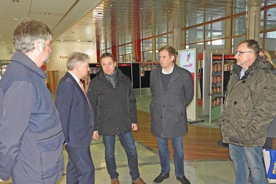 Die Sparkasse war die erste Station für die Vertreter von Stadt und Baubeteiligten.