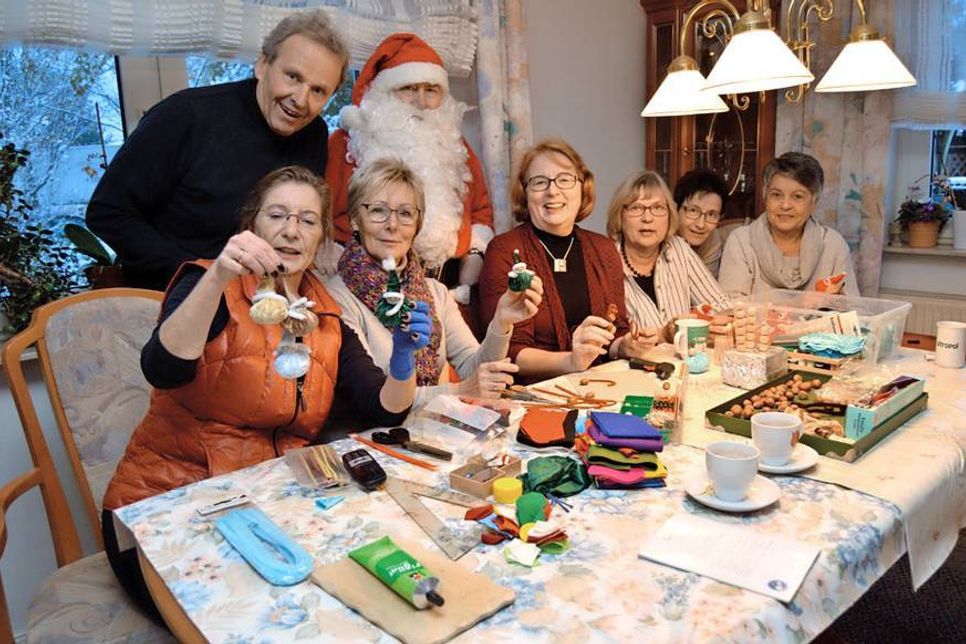 In großer Runde war im Vorfeld des diesjährigen Weihnachtsdorfes bei der 1. Vorsitzenden des Gemeinnützigen Bürgervereins Stockelsdorf, Angela Prühs (l.), Basteln angesagt – natürlich durfte da auch der Weihnachtsmann nicht fehlen.