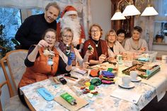 In großer Runde war im Vorfeld des diesjährigen Weihnachtsdorfes bei der 1. Vorsitzenden des Gemeinnützigen Bürgervereins Stockelsdorf, Angela Prühs (l.), Basteln angesagt – natürlich durfte da auch der Weihnachtsmann nicht fehlen.