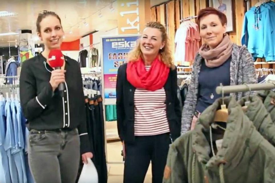 Kristina Kolbe (lks) traf sich mit zwei Orgaisatorinnen der eska Modenschau Sabine Niemann (mi.) und Anne-Katrin Müller.
