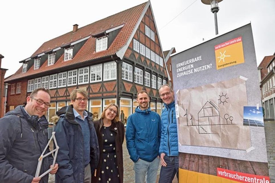 Plöns stellvertretender Bürgermeister Thure Koll, Energieberater Burkhard Hennig, Carina Vogel, Referentin Energie der Verbraucherzentrale, Klimamanager Sönke Hartmann und Frank Neufeind, Mitarbeiter der Stadt Plön, stellten das Energieberatungsangebot der Verbraucherzentrale Schleswig-Holstein vor.