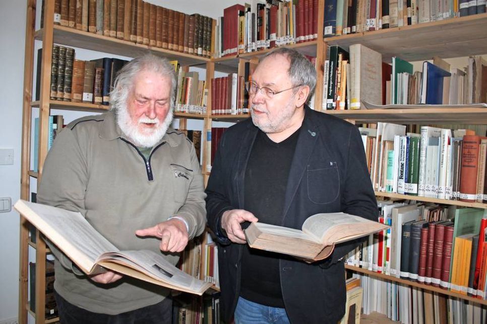 Hans-Jürgen Weßlin (lks.) und Norbert Kahl gehören zum ehrenamtlichen Trio, das durch die Werke der heimatkundlichen Bibliothek führt.